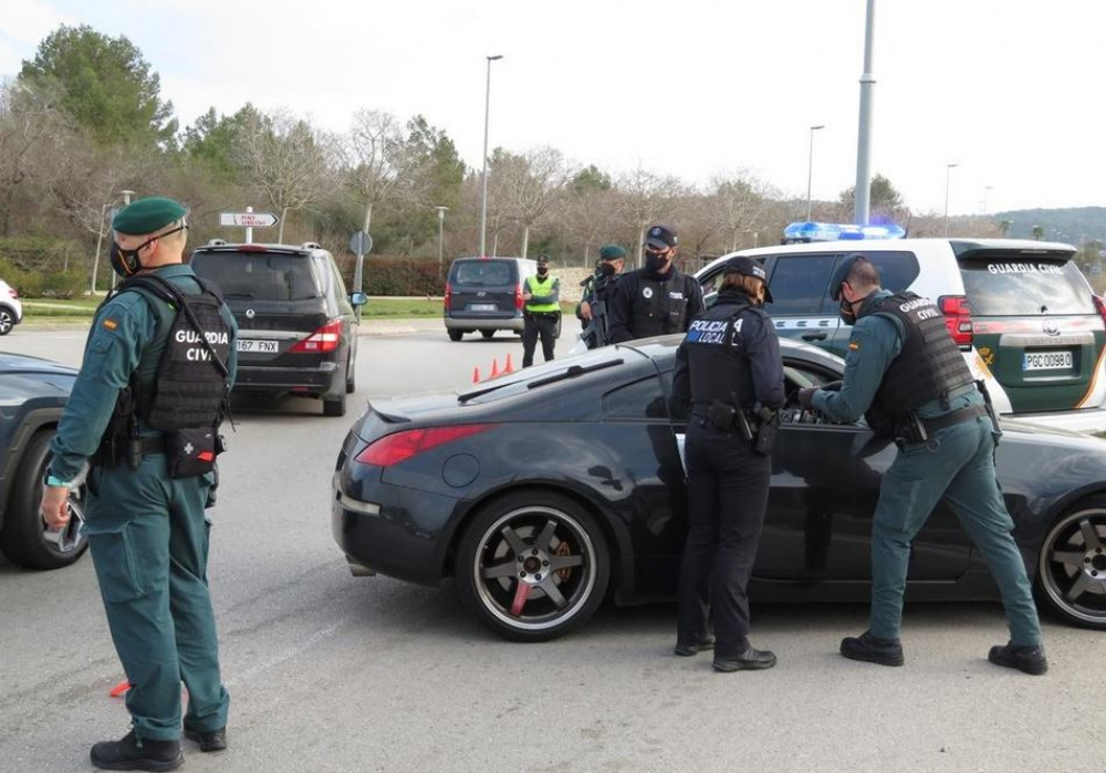 La Guardia Civil denuncia a  más de 50 personas por   incumplir las medidas contra   la covid-19 el pasado fin de semana