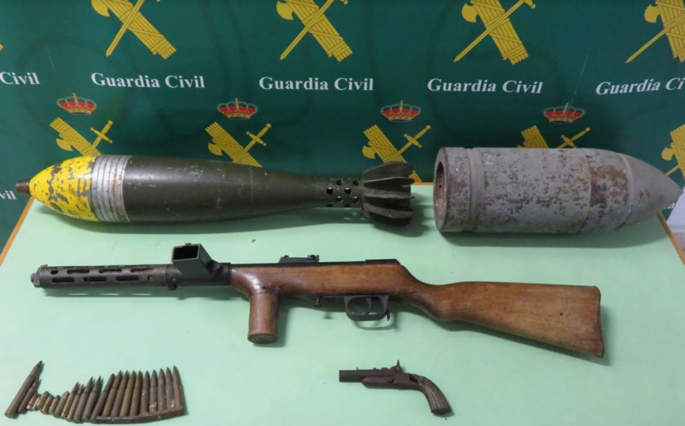 La Guardia Civil le incauta varias armas cuando quería vender un proyectil por internet