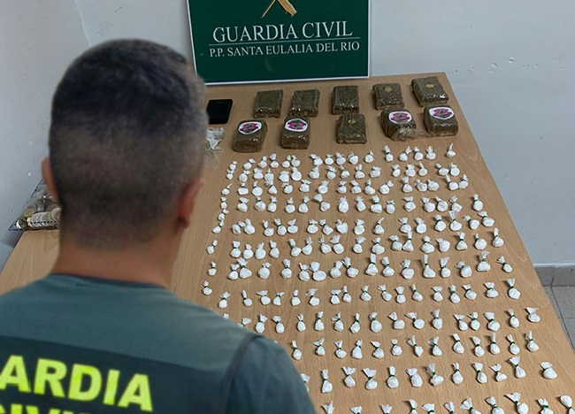 La Guardia Civil ha detenido a una persona por tráfico de drogas en Santa Eulalia