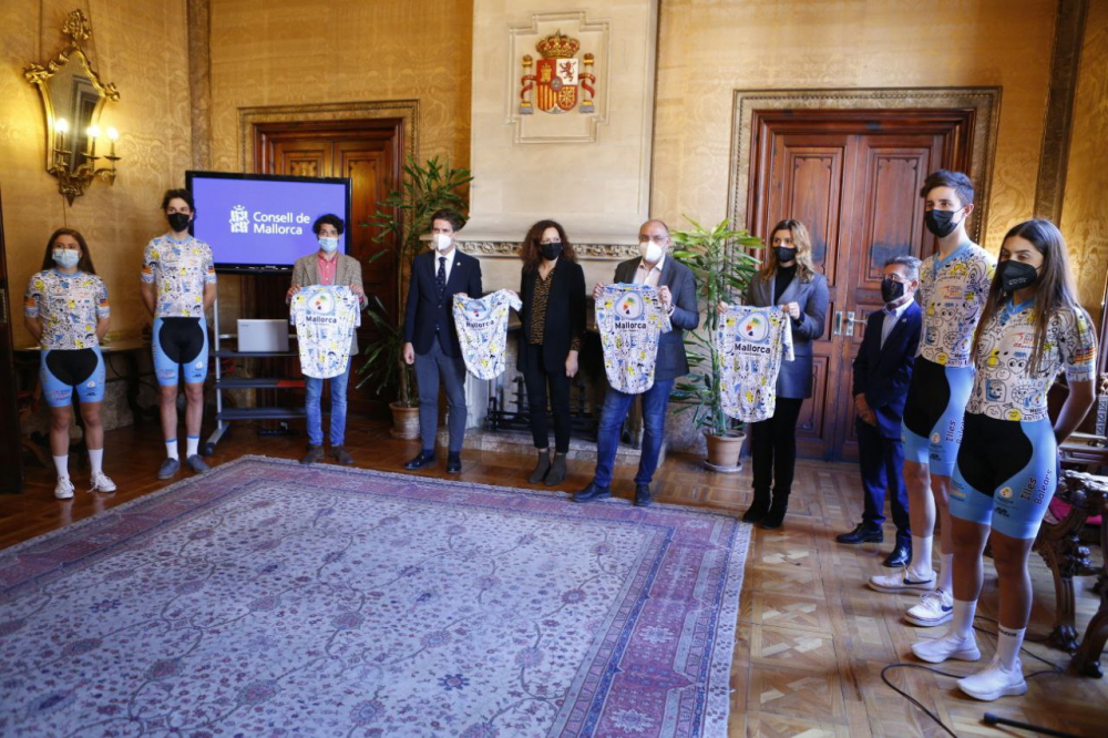 La Federación Balear de Ciclismo presenta en el Consell su equipación oficial