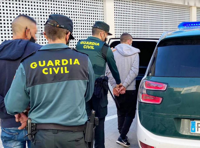 La Guardia Civil y la Policía   Local de Esporles han detenido  a dos jóvenes por robo en una vivienda