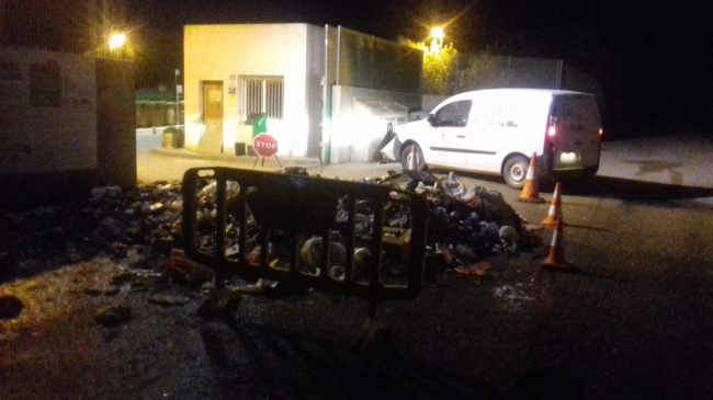 En Manacor una brasa arrojada a un contenedor obliga a vaciar de emergencia 3 toneladas de basura 