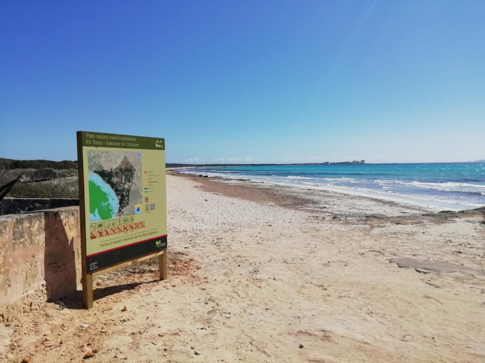 El Impuesto de Turismo Sostenible financia la señalización del Parque Natural de Es Trenc-Salobrar de Campos