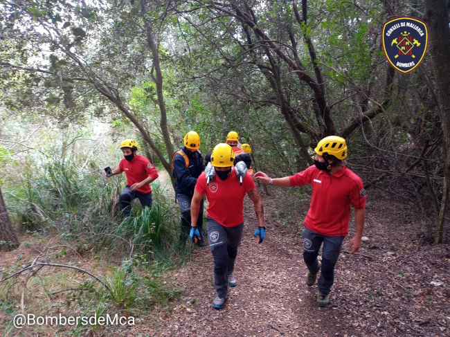 Rescate de un hombre de 80 años que había caído por un acantilado en Cala Murta