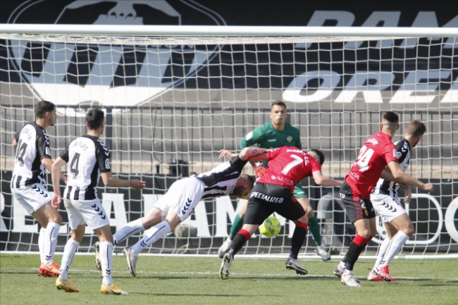 El RCD Mallorca se atasca y cae por la mínima ante el CD Castellón