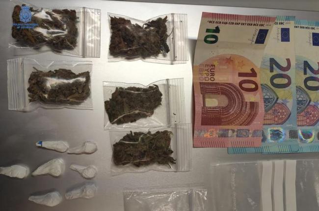 Detenido después de intentar huir y deshacerse de la droga que llevaba en una bolsa