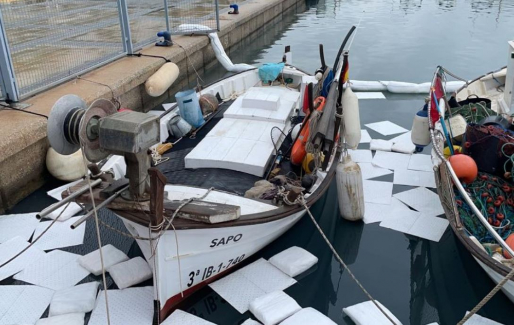 Ports IB controla un vertido de productos químicos en el Club Náutico de Sant Antoni