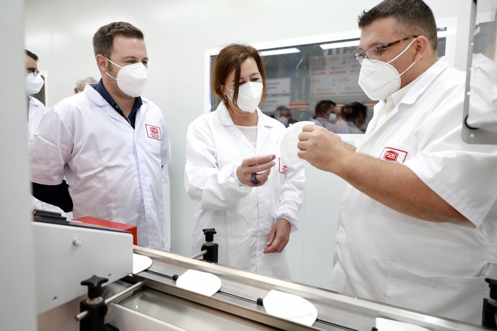Armengol visita la primera fábrica de mascarillas FFP2 de las Illes Balears