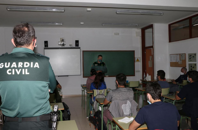 La Guardia Civil imparte unas charlas a los alumnos de grado superior de Gestión Forestal y Medio Natural