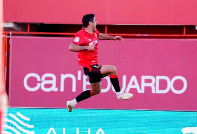 El RCD Mallorca más cerca de primera al ganar al CD Mirandés (2-1)