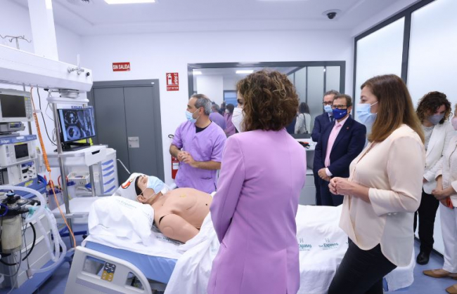 La presidenta Armengol y la ministra Montero visitan el Centro de Simulación del Hospital Universitario Son Espases