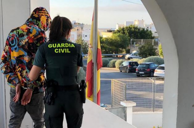 La Guardia Civil ha detenido a tres personas por robo en una vivienda de Santa Eulalia
