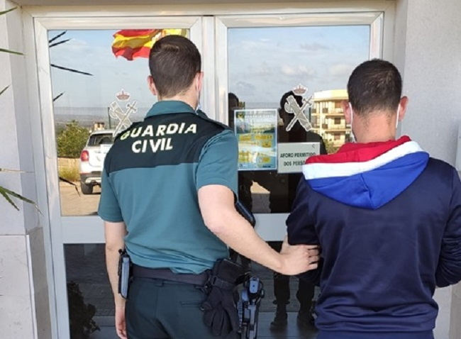 La Guardia Civil ha detenido a un joven por cinco robos en comercios e interior de vehículos de Felanitx