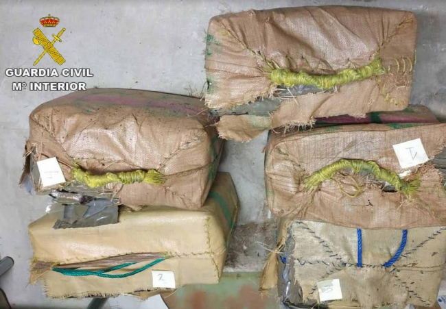 La Guardia Civil investiga la procedencia de 5 fardos de hachís hallados en Formentera