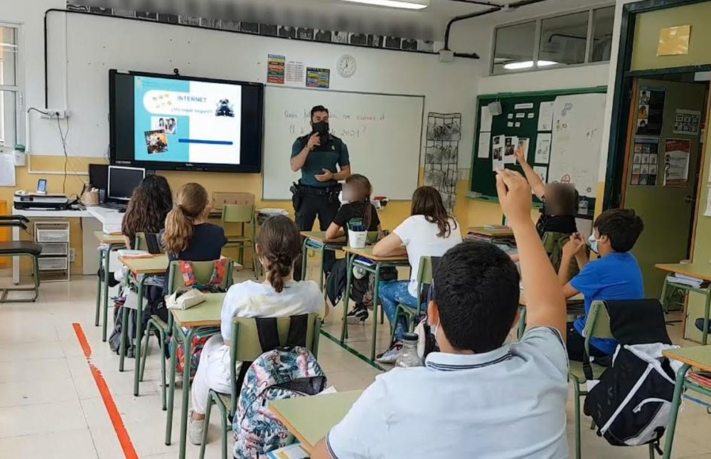 La Guardia Civil realiza charlas en colegios de Calvià sobre los peligros de Internet y Redes Sociales