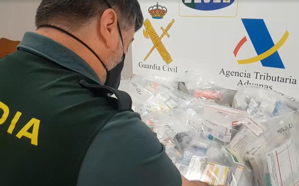La Guardia Civil y la Agencia Tributaria intervienen numerosos medicamentos en el  aeropuerto de Palma