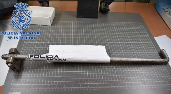 Sorprendidos por la Policía Nacional mientras intentaban entrar en el interior de un establecimiento en Ibiza