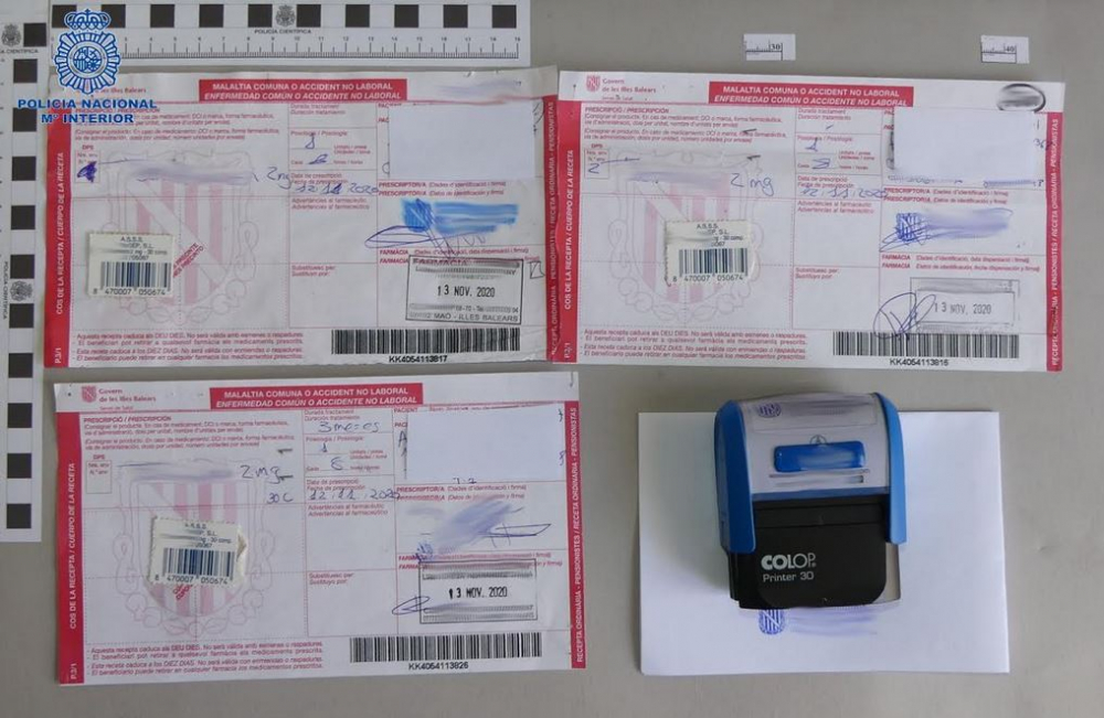 Dos detenidas que para conseguir medicación hurtaron un sello médico, así como un talonario de recetas médicas