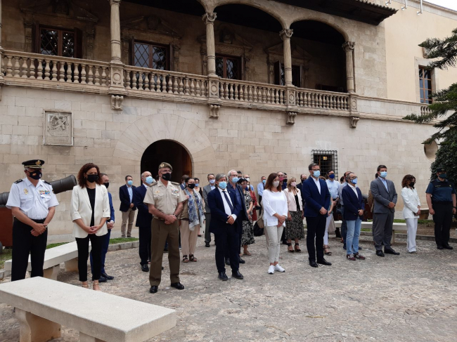 Minuto de silencio en condena del asesinato machista ocurrido en Ibiza