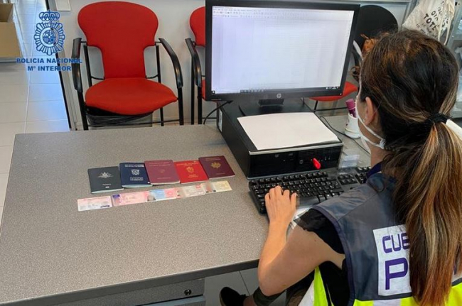 Cinco detenidos en el aeropuerto de Palma que pretendían viajar al Reino Unido con documentación falsa