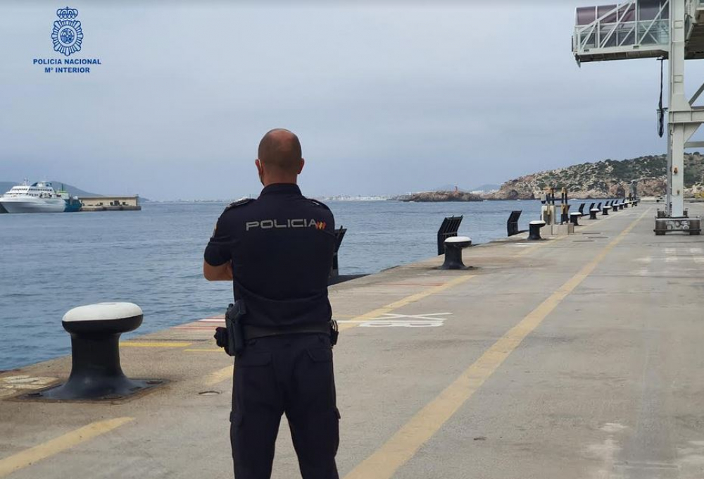 Detenido el patrón de una embarcación en la que transportaba a 15 personas a los que quería introducir en Baleares