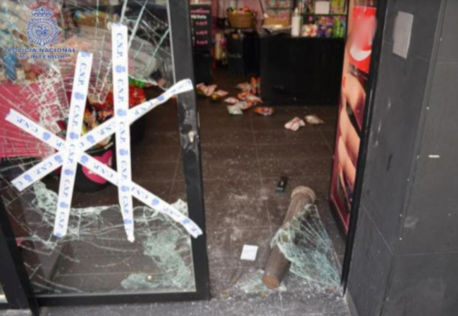 Fracturaba los cristales de los escaparates y puertas de los locales en Ibiza