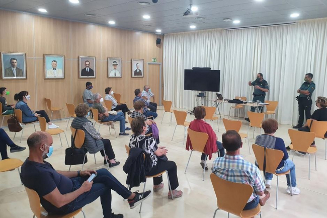 La Guardia Civil realiza conferencias de seguridad dirigidas a personas mayores y contra los robos en el campo