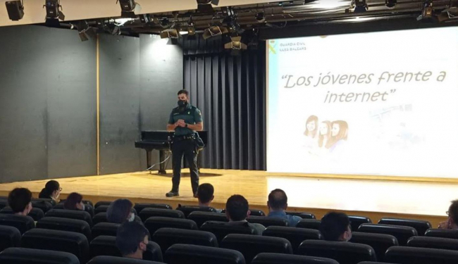 La Guardia Civil continúa con las conferencias en colegios de Baleares sobre los peligros de Internet y Redes Sociales