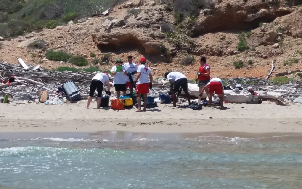Voluntarios de Cruz Roja participan en una jornada de limpieza de playas en el Parque Nacional de Cabrera