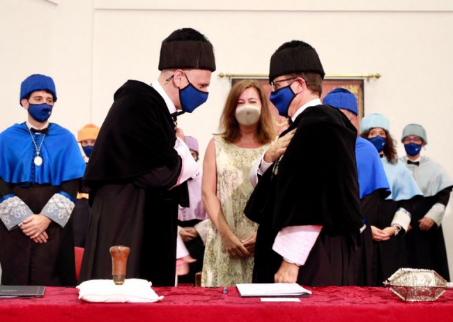 El nuevo rector de la UIB,  Jaume Carot, toma posesión de su cargo