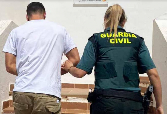  La Guardia Civil ha detenido a un hombre con gran cantidad de diferentes drogas en Santa 
Eulalia