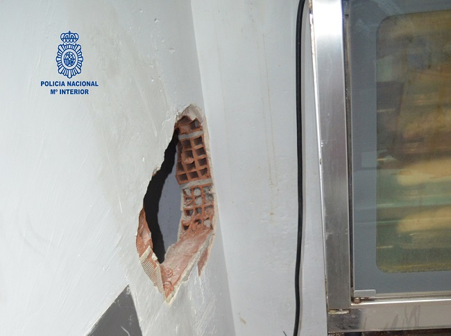 Robo con fuerza mediante el procedimiento del “butrón” en un supermercado de Ibiza