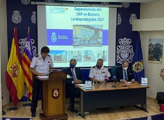 Entrega de desfibriladores a Policía Nacional  para su uso en 8 dependencias policiales