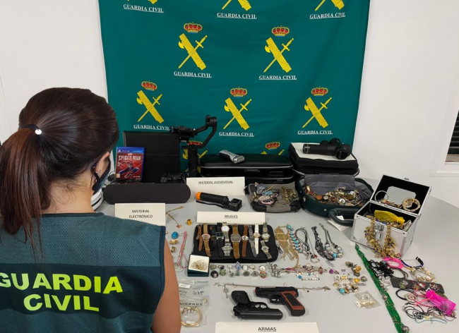 La Guardia Civil ha detenido a tres personas por varios robos en viviendas en Menorca
