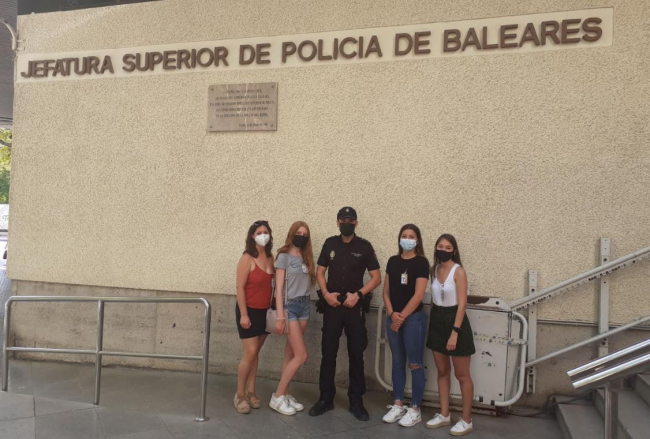 La Policía Nacional colabora con el Centro Universitario de Calvia 