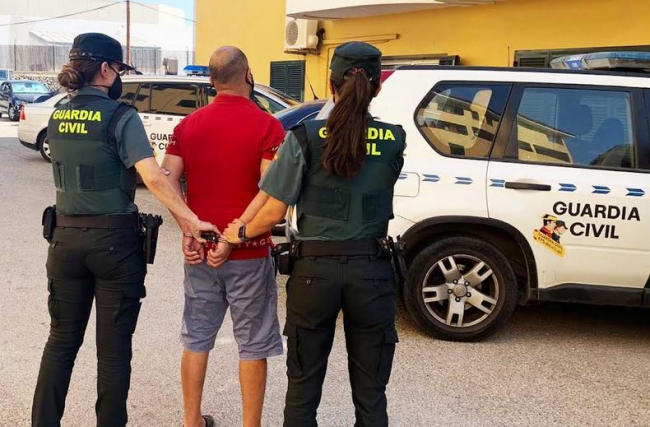 La Guardia Civil detiene a un  hombre que agredió a otro por pedirle que usara la mascarilla