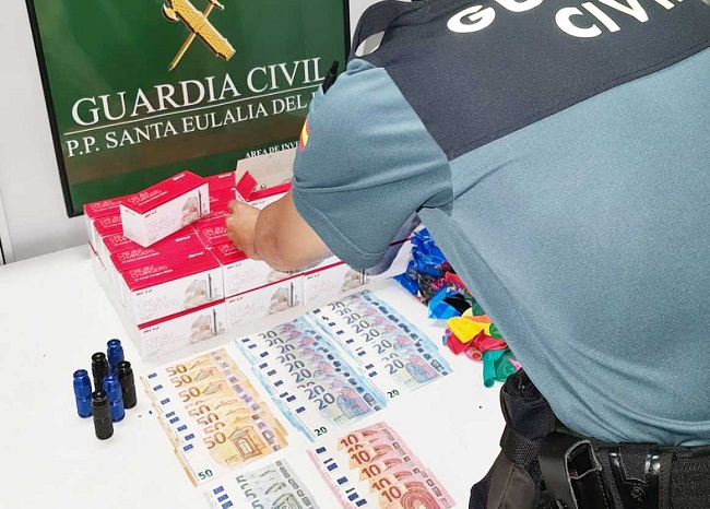 La Guardia Civil de Ibiza detiene a un hombre que portaba 1056 bombonas de óxido nitroso