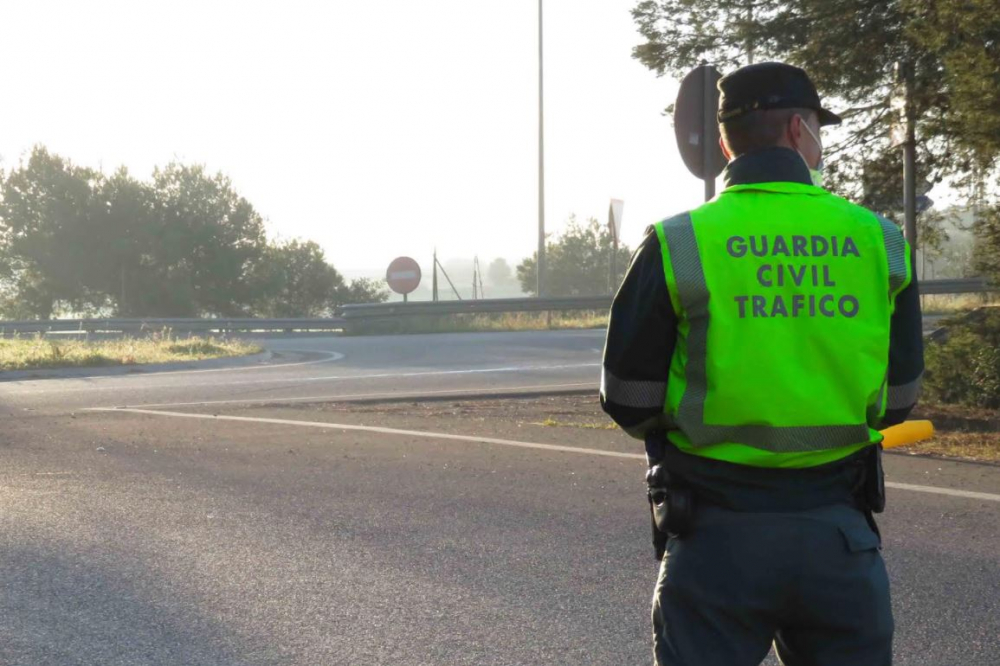 Una opositora agradece a una patrulla de la Guardia Civil la ayuda recibida