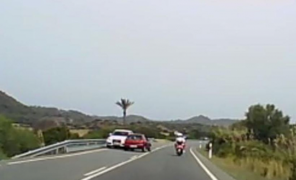 La Guardia Civil ha investigado al conductor que apareció en un video realizando un adelantamiento temerario