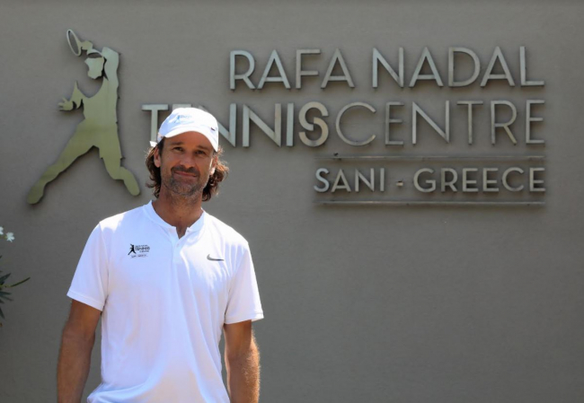 Carlos Moyá visita el Rafa Nadal Tennis Centre de Grecia