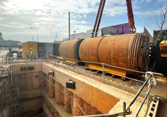 Comienza la excavación de un nuevo tramo del colector interceptor, entre la vía de Cintura y el camí Fondo
