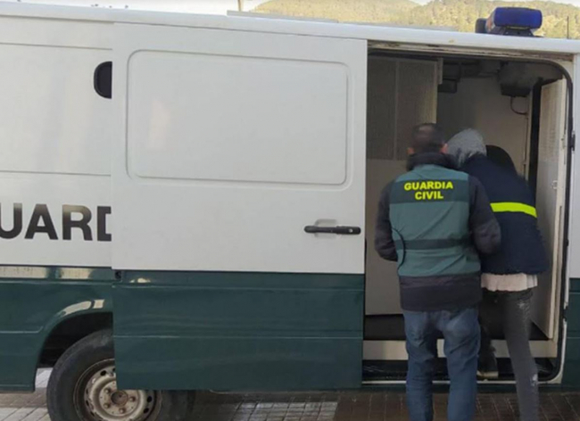 Detenido un taxista ilegal en Ibiza que aprovechaba los traslados para marcar las viviendas y entrar a robar