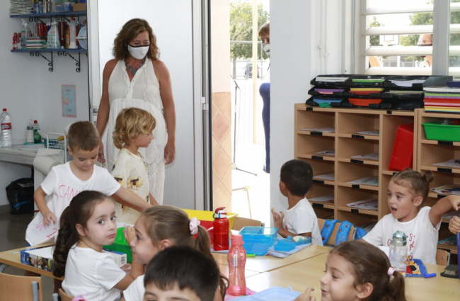 Armengol, ha visitado el CEIP Ses Cases Noves, en Marratxí, para inaugurar el inicio del curso escolar 2021-2022