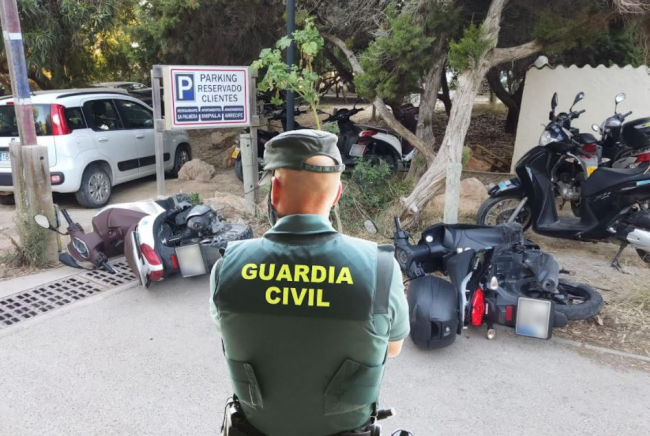 La Guardia Civil ha detenido a un hombre en Formentera por dañar alrededor de 50 vehículos en Es Pujols