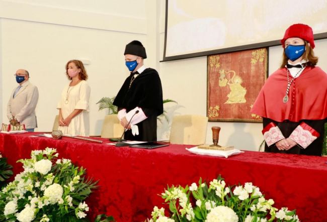 Armengol anuncia una bajada del precio de la matrícula universitaria para el curso que viene