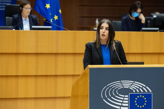 Homs defiende en el Parlamento Europeo la suspensión definitiva de las represalias de Estados Unidos contra el calzado español