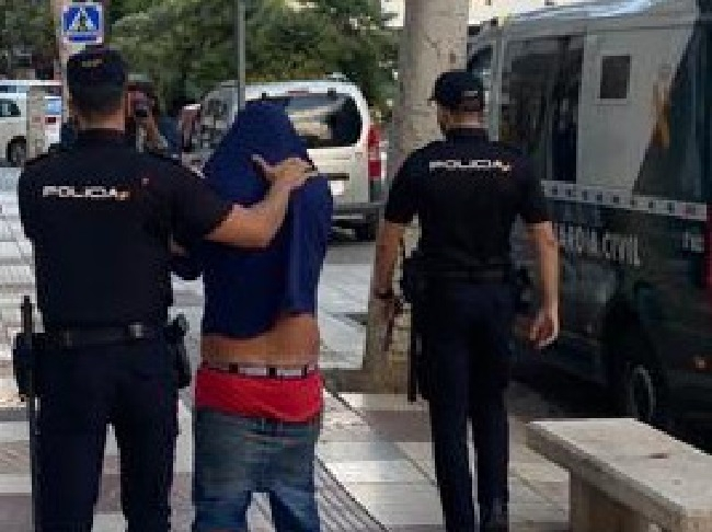 Detenido por tráfico de drogas al ser sorprendido por los agentes de servicio, en un salón de juegos