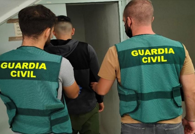 La Guardia Civil ha detenido a un varónpor 4 delitos de robo con violencia en comercios de la isla de Ibiza