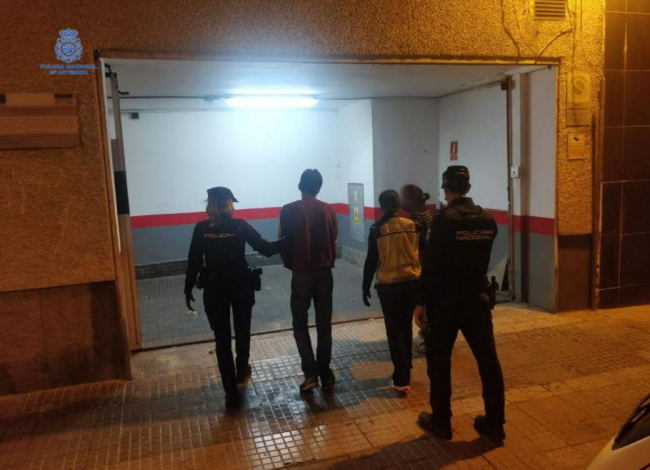 La Policía Nacional detiene a dos hombres por un delito de robo con fuerza en un establecimiento de Palma