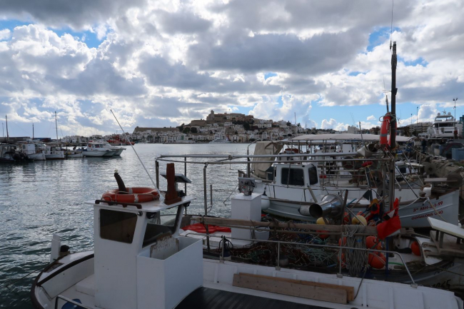 Pesca instala cajas verdes en las 77 embarcaciones de artes menores de Eivissa y Formentera